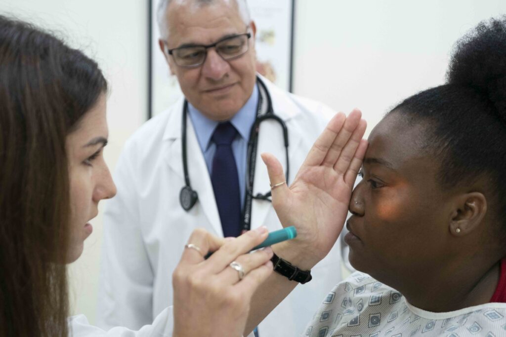 fellow doctor with patient and supervisor