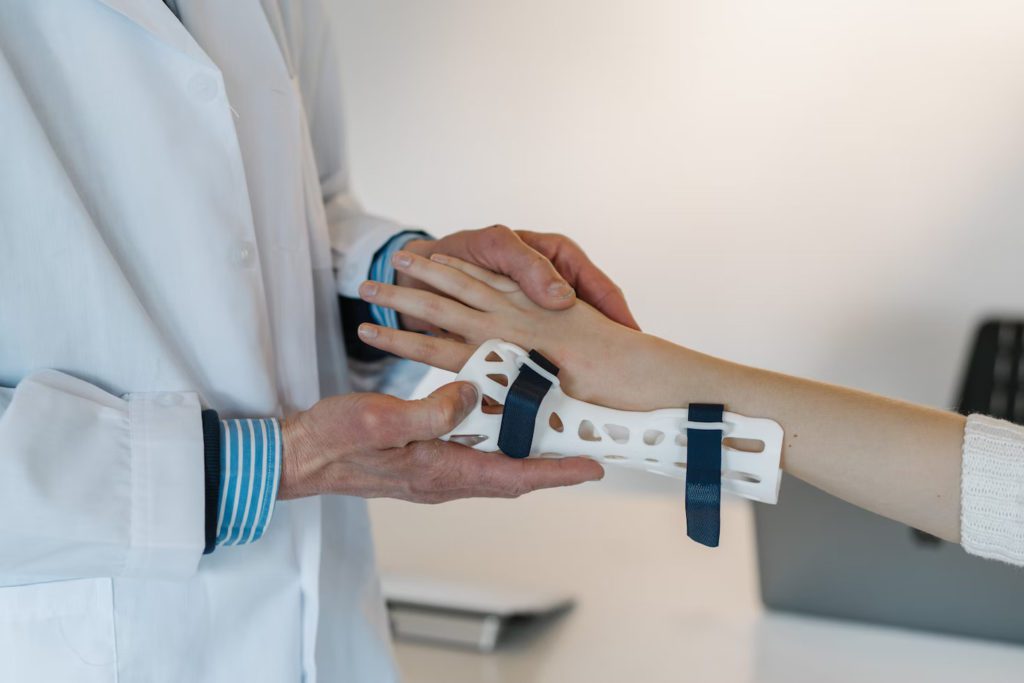 pediatrician placing hand in splint